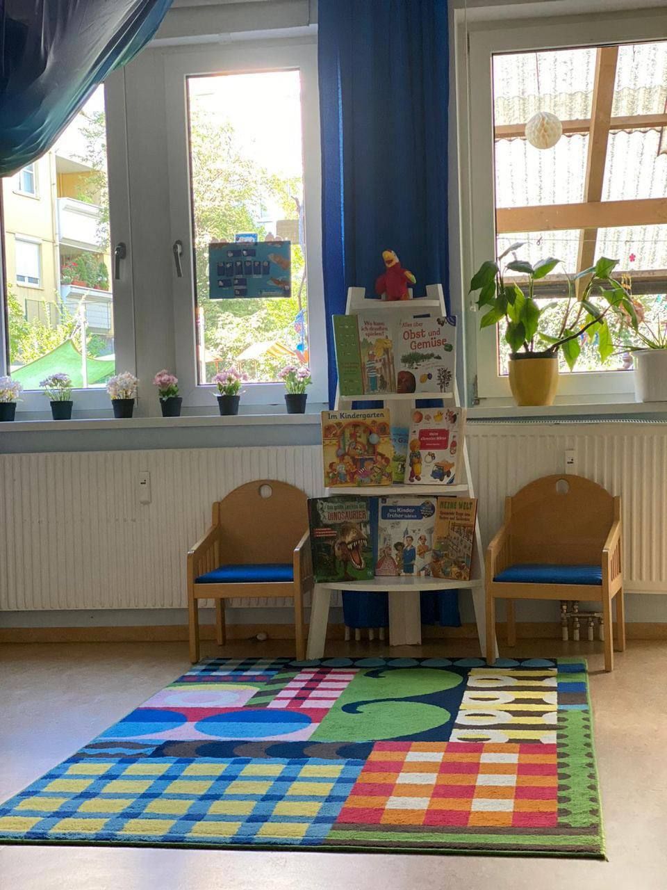 Leseecke mit Bücherregal und buntem Teppich