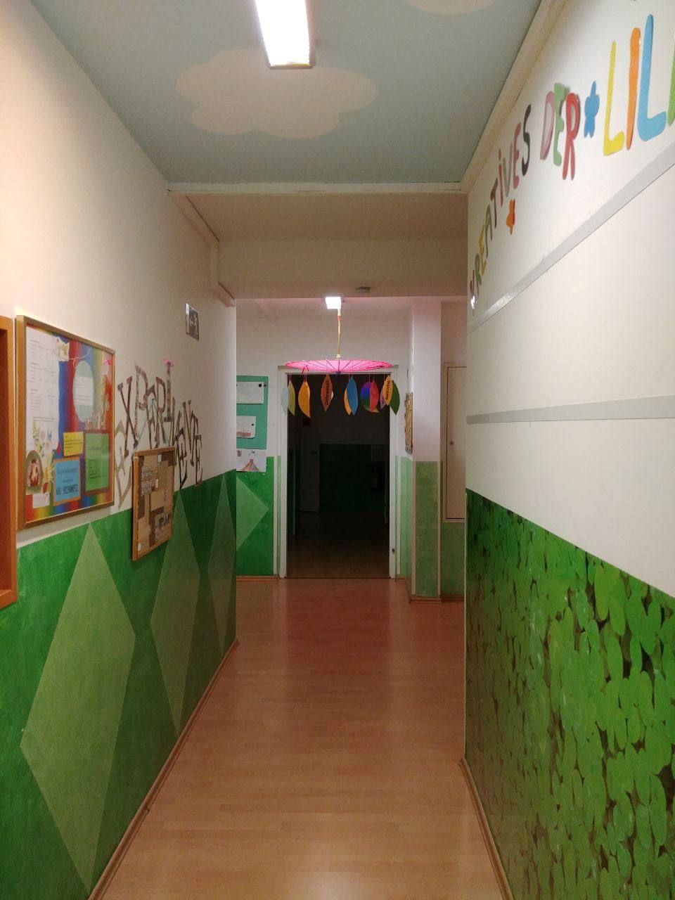 Bunt gestalteter Gang mit Kinderzeichnungen