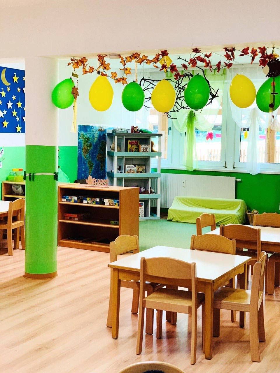 Gruppenraum mit Herbstdekoration und Luftballons