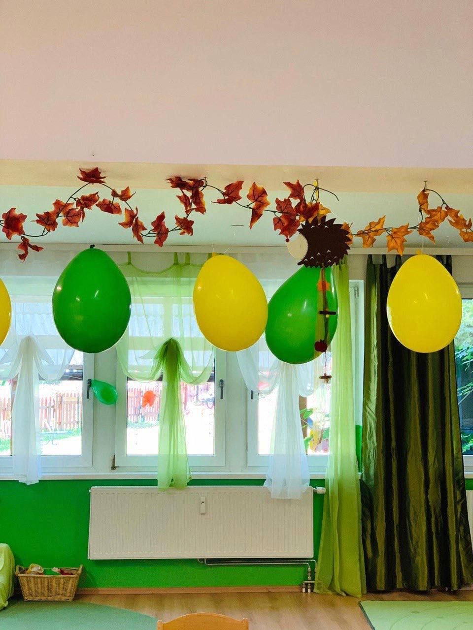 Herbstgirlande mit Luftballons an der Decke