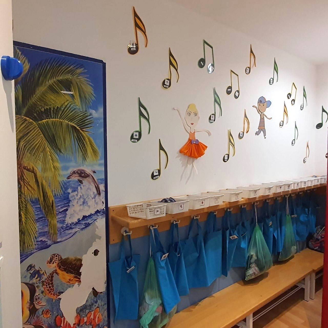 Spielecke mit Jahreszeitenrad und Kinderküche