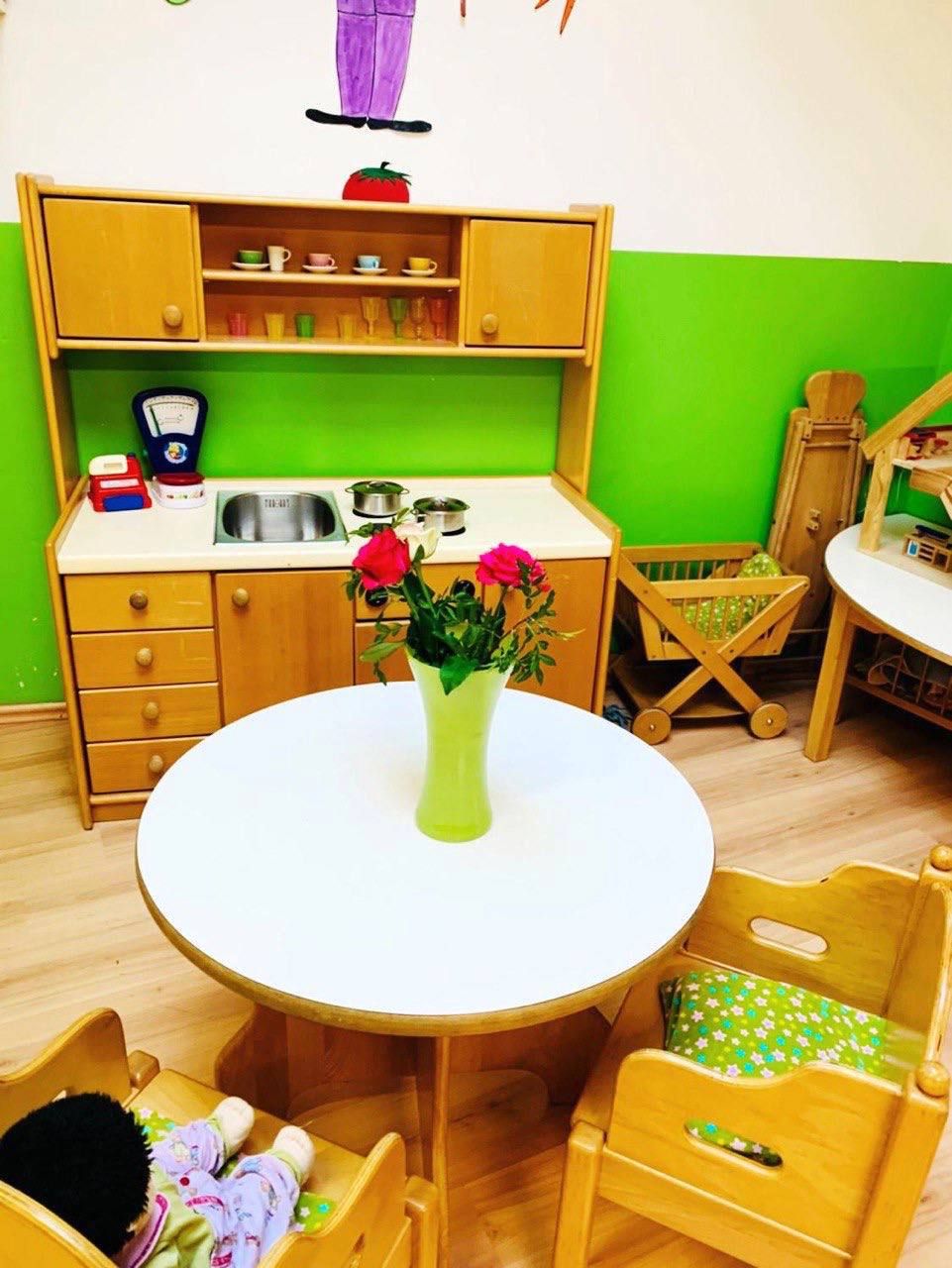 Kinderküche im grünen Gruppenraum