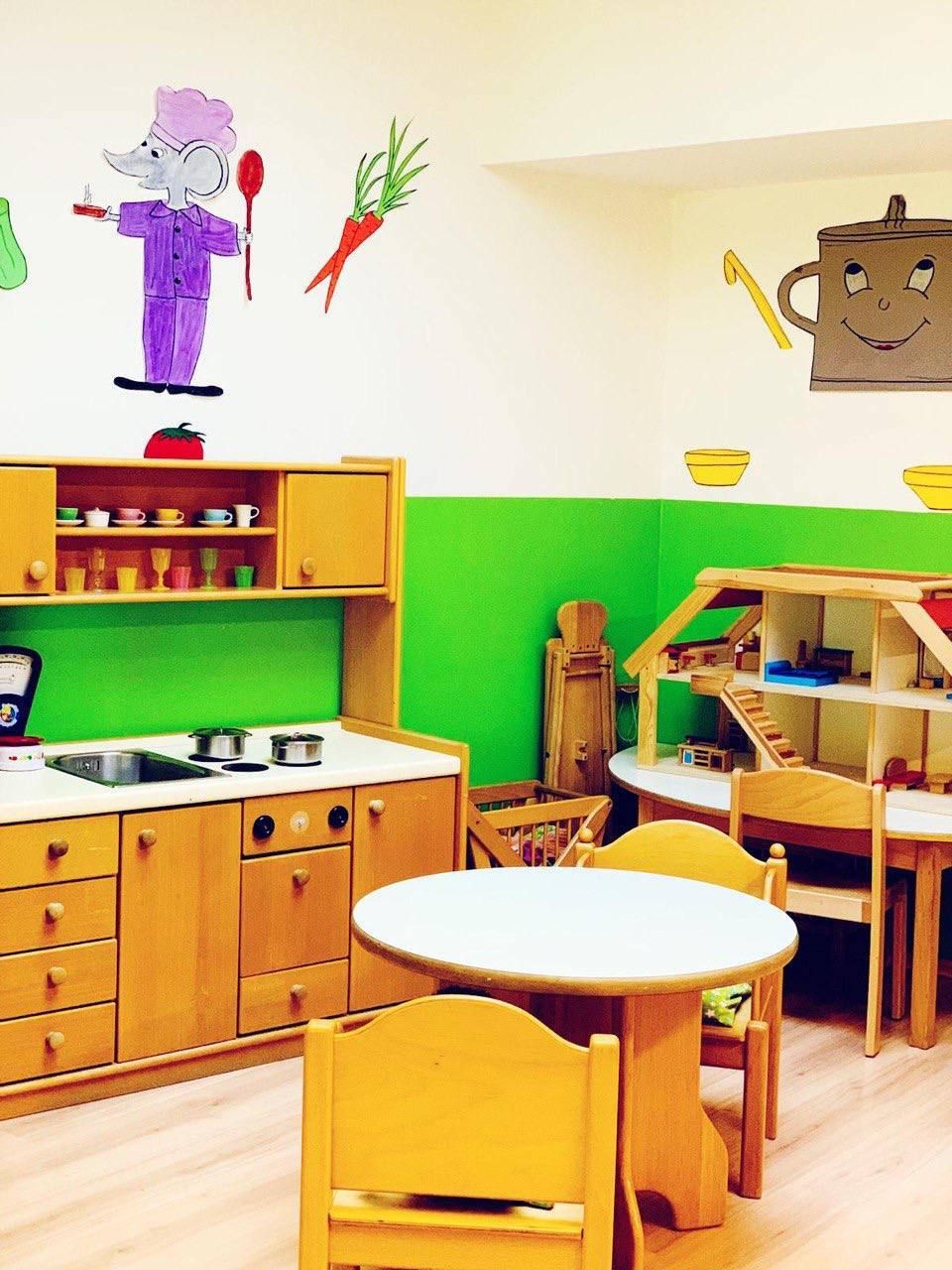 Kinderküche mit bemalten Wänden