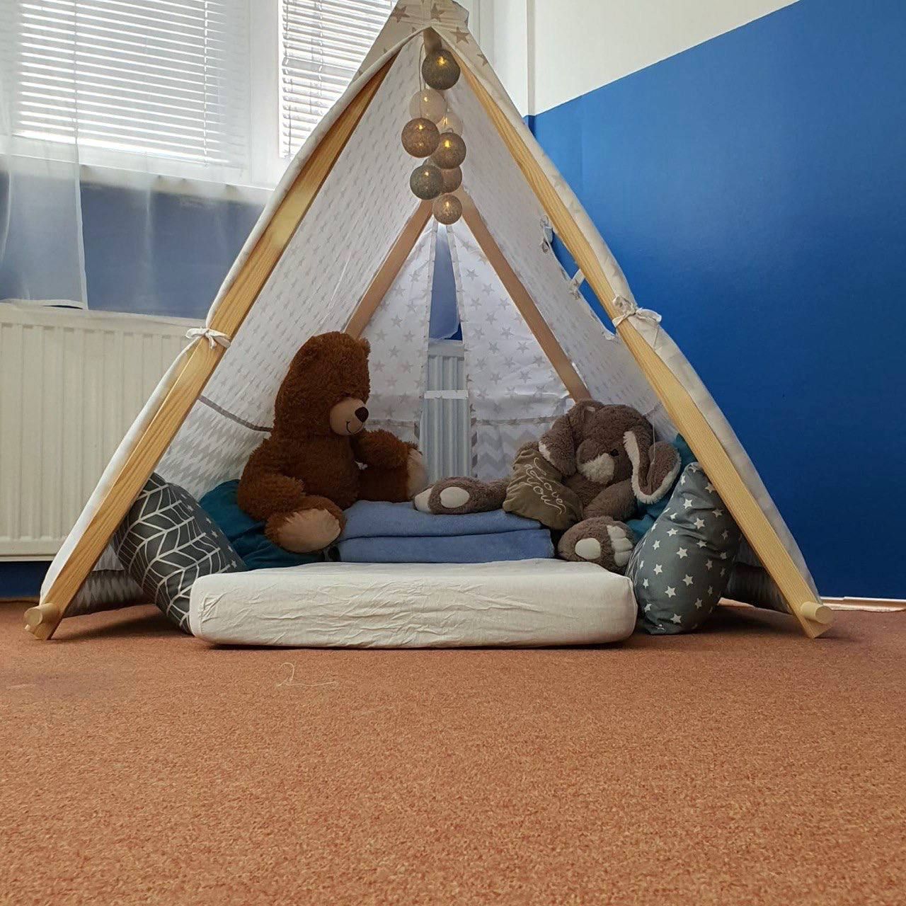 Kuschelzelt mit Teddybär und Kuscheltieren