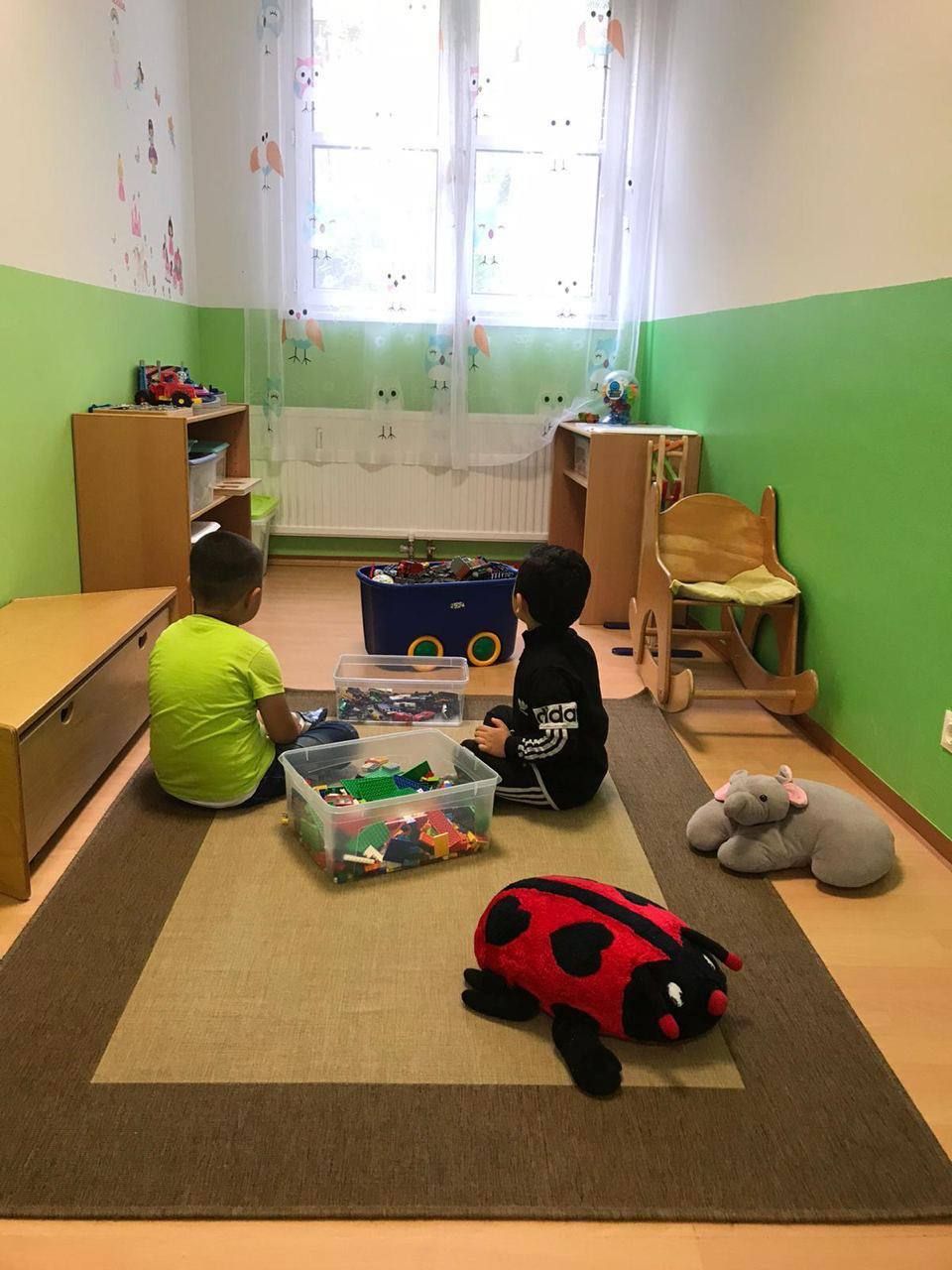 Kinder spielen gemeinsam mit Lego