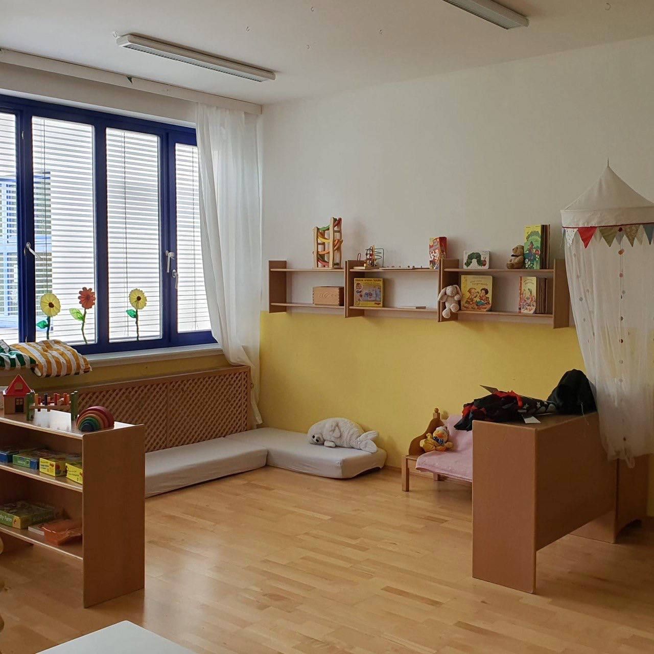 Ruheecke mit Bilderbüchern und Kuscheltier