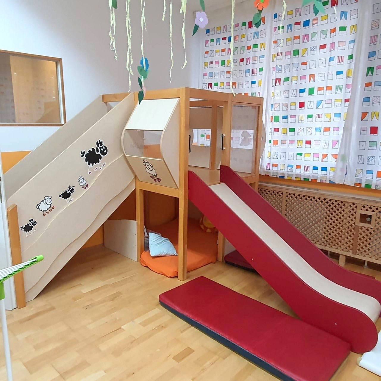 Spielturm mit Rutsche und Schaf-Motiven