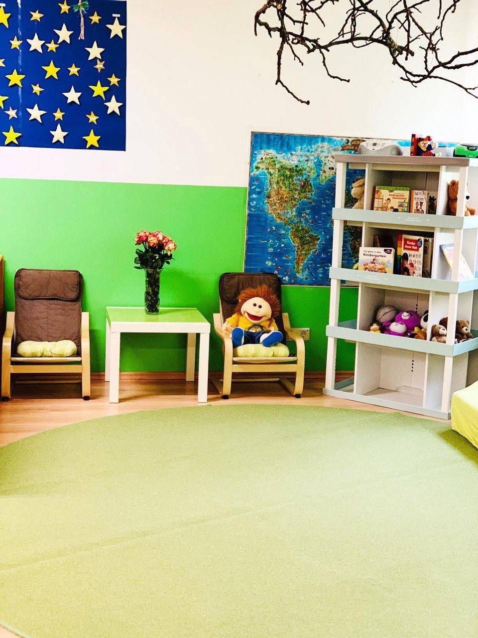 Grüne Sitzecke mit Sesseln und Teppich