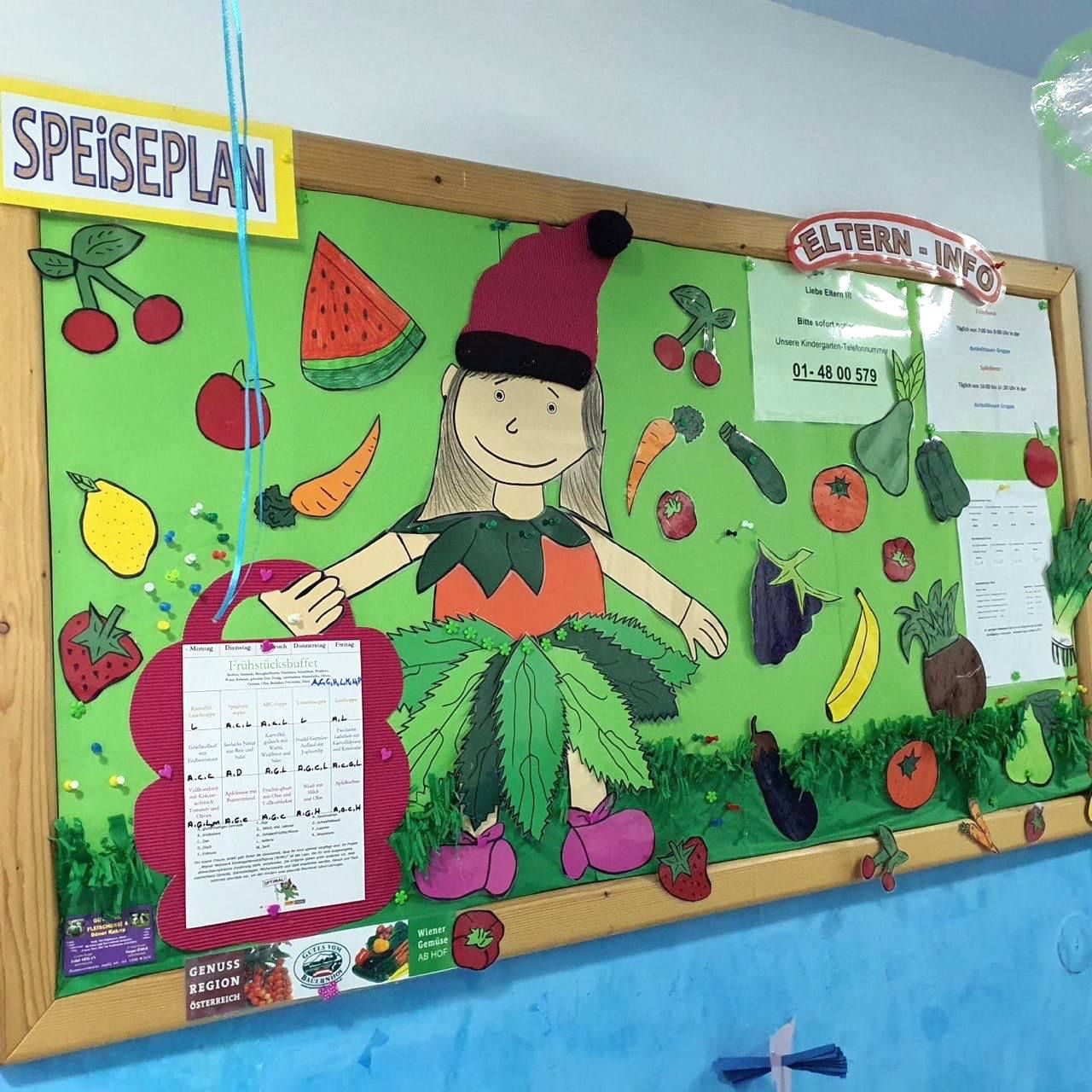 Pinnwand mit Speiseplan und Eltern-Infos