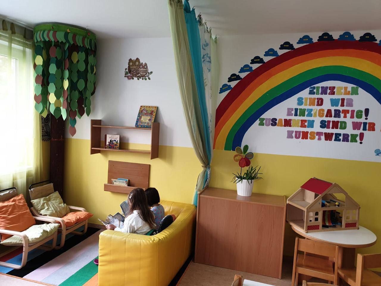 Kinder lesen gemeinsam auf dem Sofa