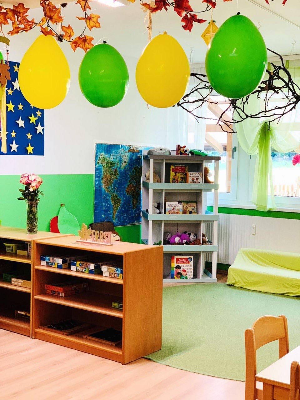 Gruppenraum mit Weltkarte und Bücherregal