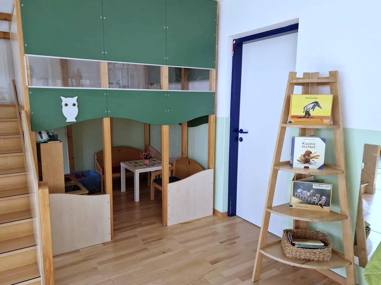 Spielhochebene aus Holz und Bücherleiter