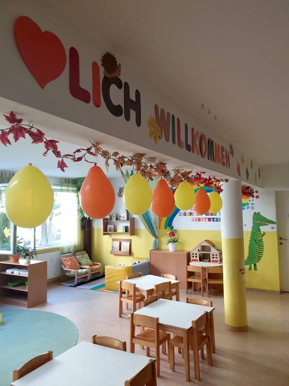 Eingangsbereich mit Luftballons und Herbstlaub